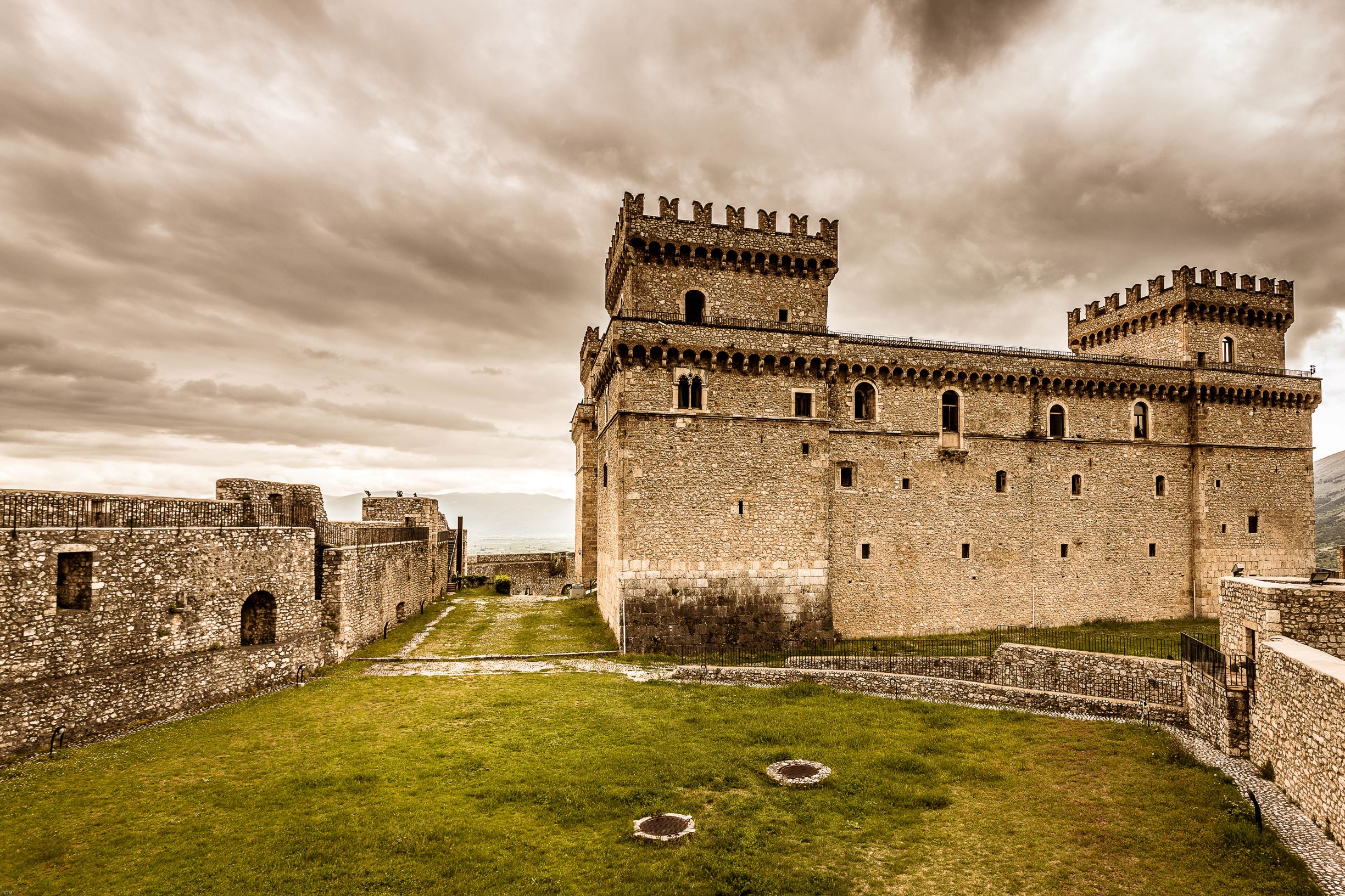 5 La lizza, il camminamento di ronda e il Castello Piccolomini in tutta la sua magnificenza